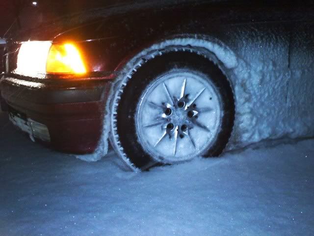 http://i155.photobucket.com/albums/s283/Red2000SR/Snow%20fun/0102000357.jpg