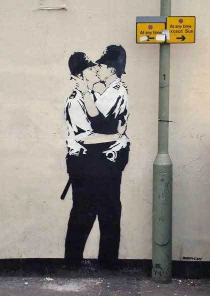 banksy kissing policemen